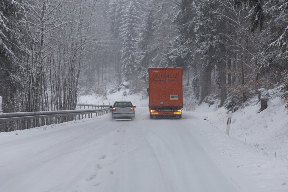 Wintereinbruch und verschneite Straßen in Thüringen