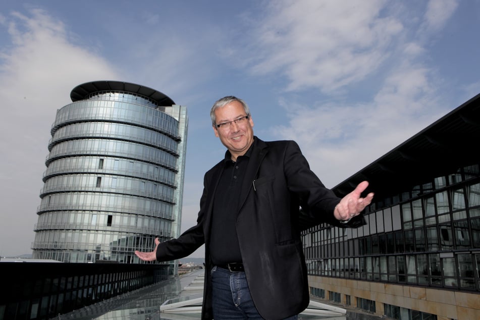 Gute Miene zum bösen Spiel: WTC-Chef Jürgen Rees (61) hatte die marode Cityherberge indirekt als "Schrott-Immobilie" bezeichnet. Nun muss er mit dem Bürgermeister-Spott leben, dass sein modernes WTC undicht ist.