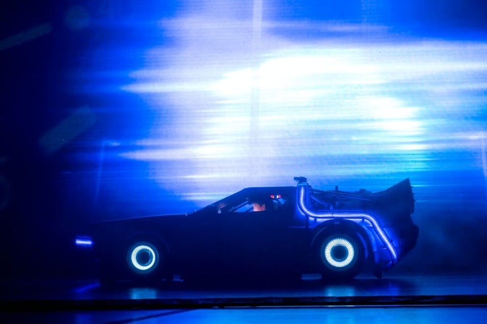 Mithilfe einer drehbaren Bühne und beeindruckender Effekte entsteht der Eindruck, als würde der DeLorean tatsächlich über die Bühne fahren.