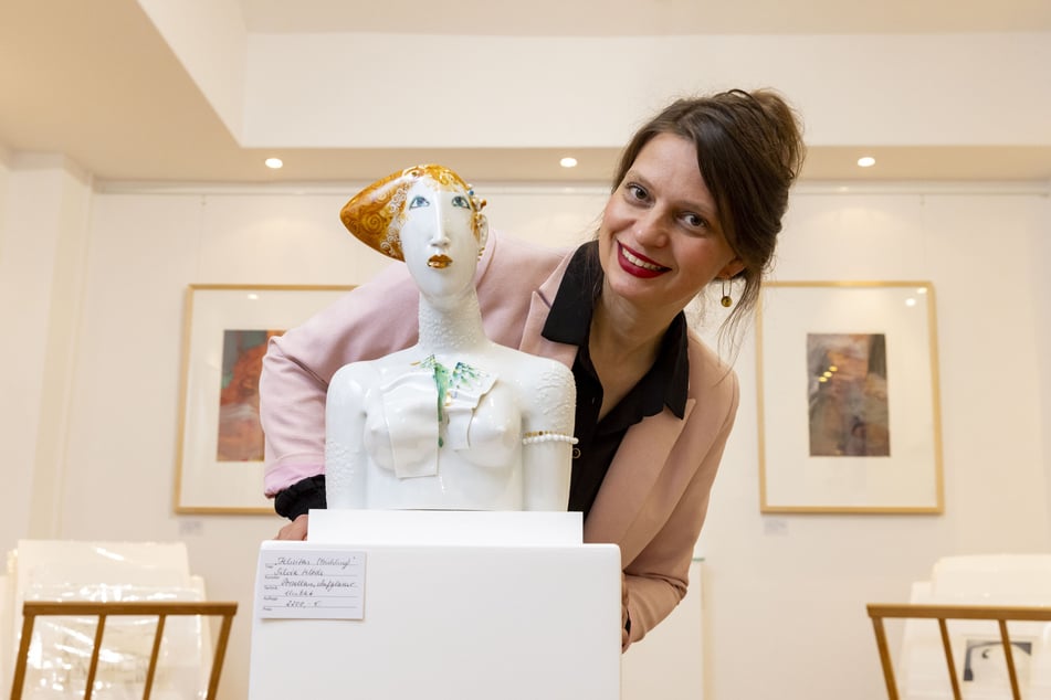 Galeristin Janett Noack mit "Felicitas", einer Porzellanplastik von Silvia Klöde.