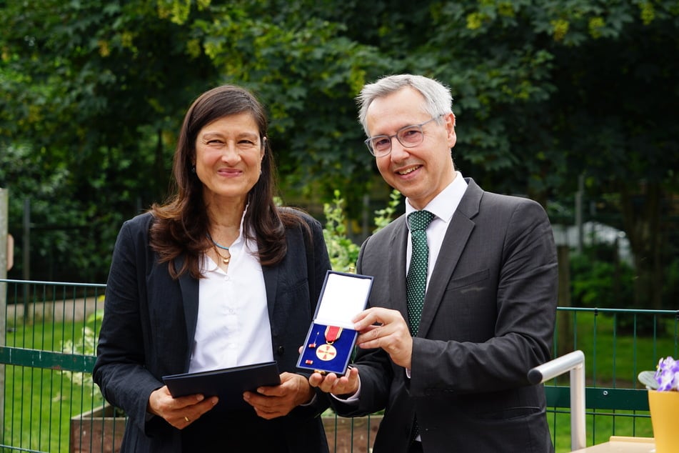 Dr. Uscha Peters (60, l.), Gründerin des Tierschutzhofs "De Hun'nenhoff", wurde am Donnerstag mit der Verdienstmedaille des Verdienstordens der Bundesrepublik Deutschland ausgezeichnet. Verliehen wurde ihr diese von Landrat Jens Grote (58, parteilos).