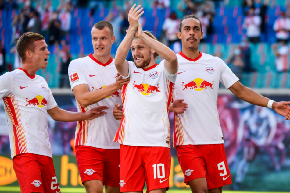 Emil Forsberg (2.v.r.), Torschütze zum 2:0-Halbzeitstand, feiert mit Dani Olmo, Lukas Klostermann (24) und Yussuf Poulsen (v.l.n.r.) den Sieg gegen Mainz am 1. Spieltag der Saison. (Archivbild)