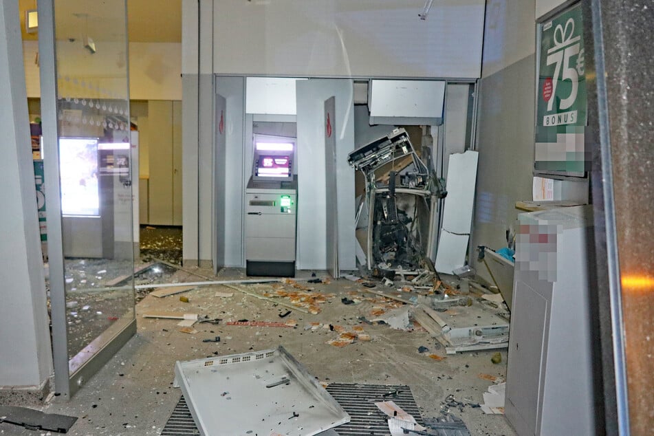 Geldautomat in Velbert gesprengt: Täter hinterlassen Trümmerfeld