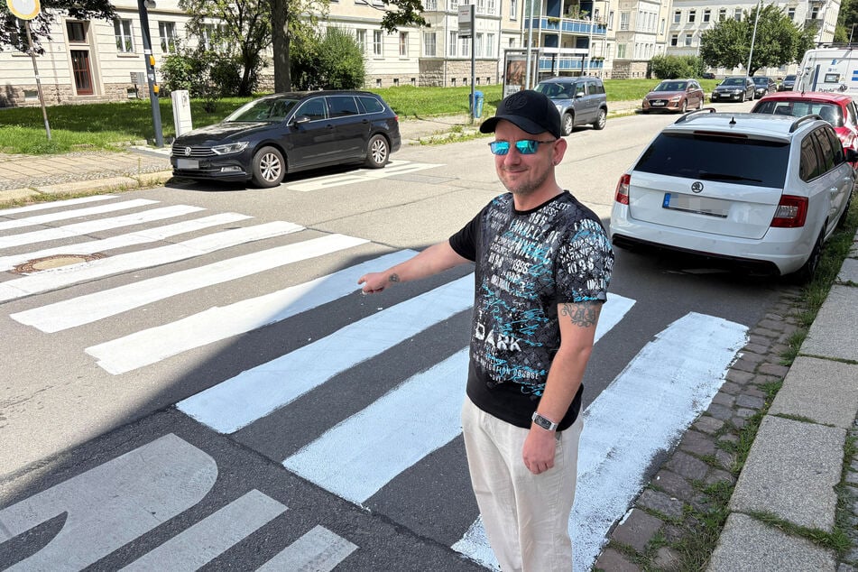 Anwohner Marcel Klemm (41) kritisiert die illegale Schmiererei, fände allerdings einen genehmigten Zebrastreifen an dieser Stelle gut.