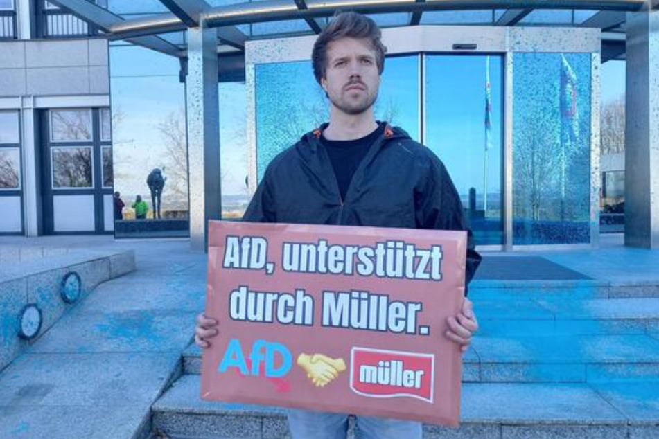 Die "Neue Generation" hat mit einer Farbattacke auf das Firmengebäude der Molkerei Müller ihre Protesthaltung zum Ausdruck gebracht.