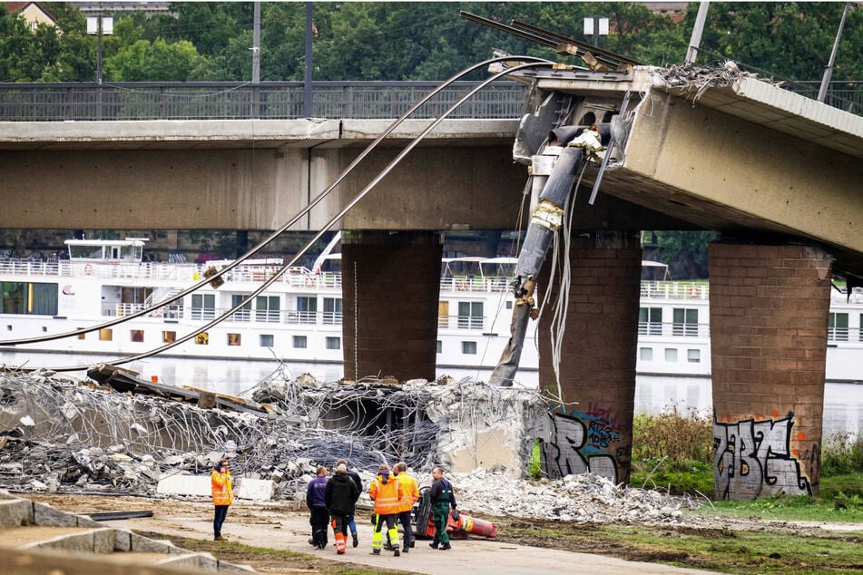 Bis zum vergangenen Samstag entfernten Spezialfirmen bereits 1300 Tonnen von Brückenzug C.