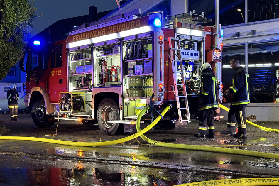 Bei einem Gewitter über Oberbayern war die Feuerwehr im Dauereinsatz. In Neuburg an der Donau hatte ein Blitz einen Brand entfacht.