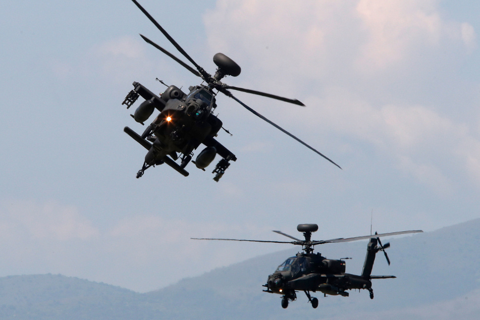 Britische Apache-Hubschrauber bei einer Militärübung.