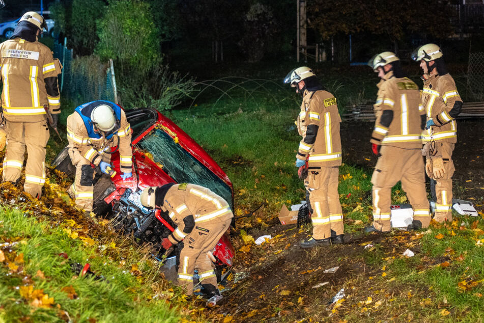 Der Fahrer des roten Audis wurde bei dem Unfall lebensgefährlich verletzt, der Beifahrer erlitt leichte Verletzungen.