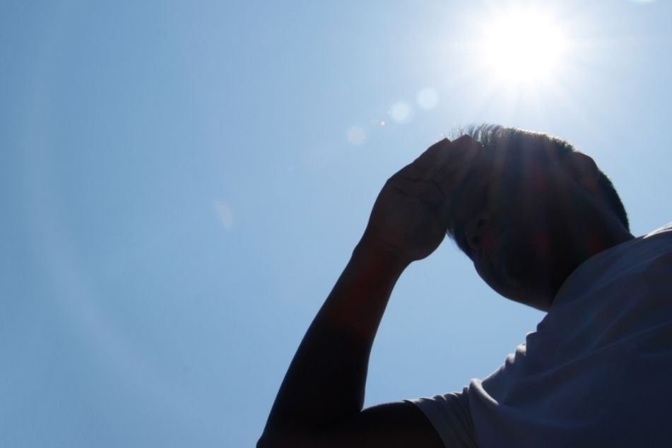 Die Sonne brennt am Dienstag erbarmungslos auf uns herab. (Symbolbild)