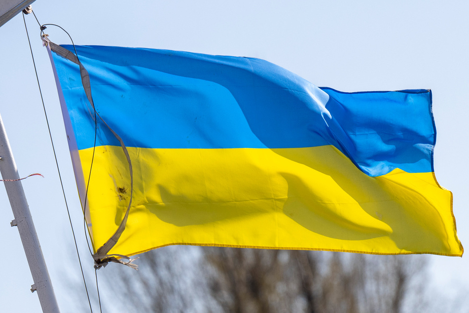 Eine ukrainische Flagge flattert im Wind. (Symbolbild)