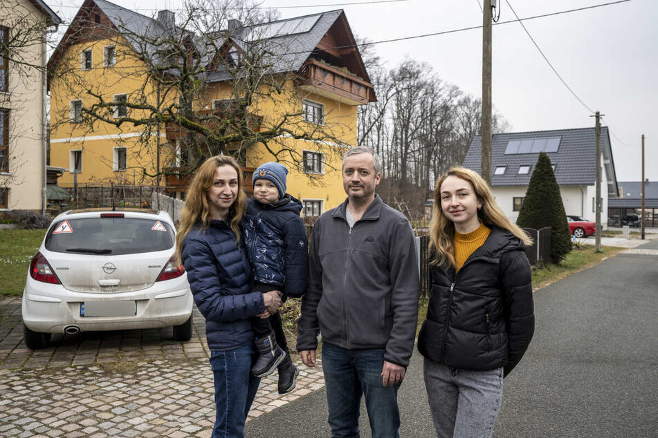In Sicherheit: Natalia (30), Vladyslav (3) und Lilia (22) mit Martin Förster (41). Er tut alles, damit sich die drei in Deutschland wohlfühlen.