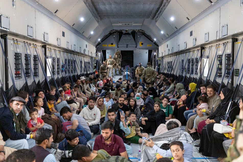 Taschkent: Dicht gedrängt sitzen Menschen, die aus Kabul ausgeflogen worden sind, auf dem Boden eines Airbus A400 M der Bundeswehr.