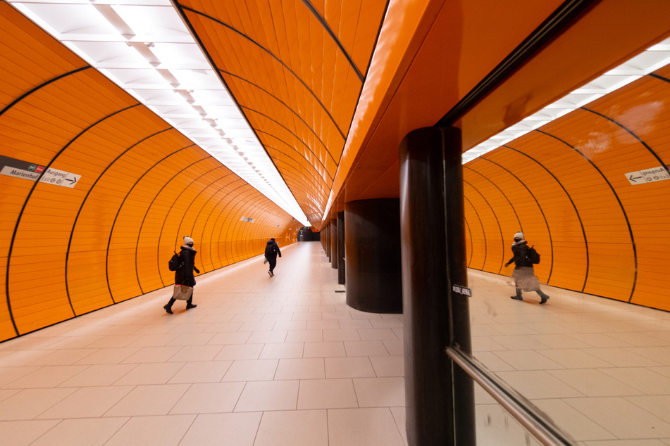 Nur wenige Menschen sind in der U-Bahn-Station am Marienplatz unterwegs.