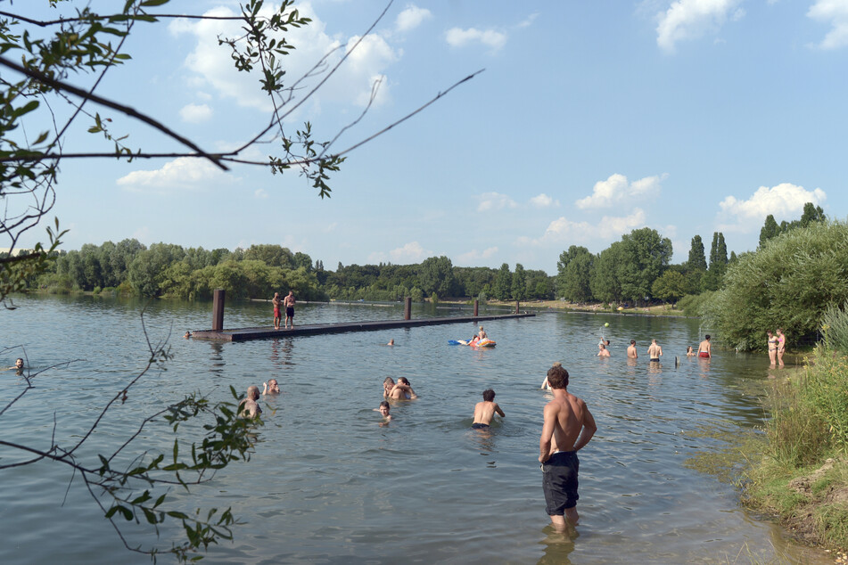 Über 40 Jahre lang war das Schwimmen im Fühlinger See untersagt, nun dürfen sich Kölnerinnen und Kölner wieder über zwei offizielle Badestellen freuen.