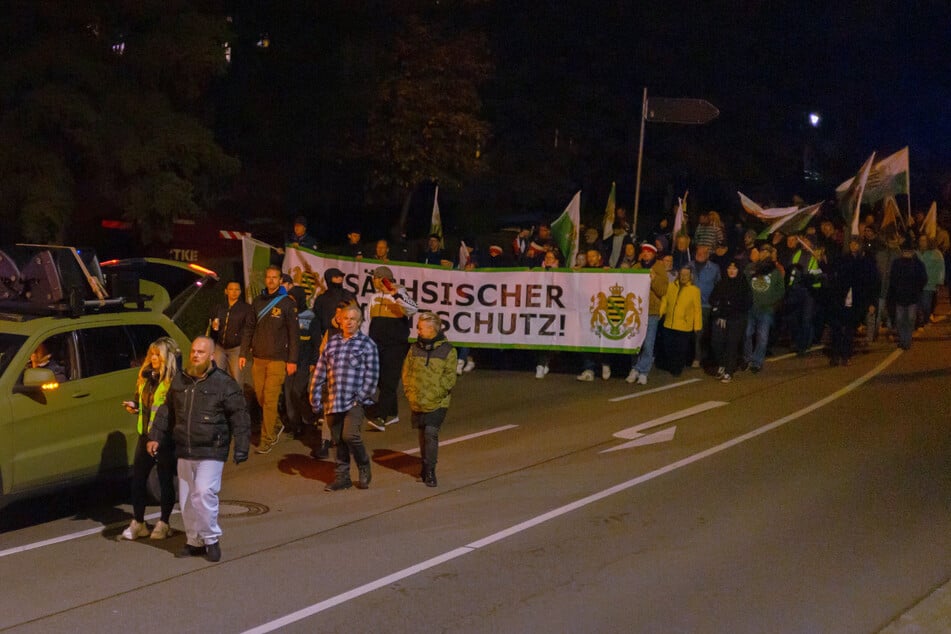 Hunderte Neonazis wollten das Unglück am Freitag für sich ausschlachten.