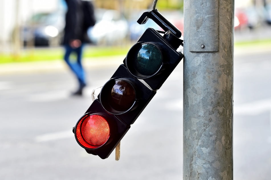 Eine Ampelanlage ist nach einem Zusammenstoß umgekippt und hat einen jungen Mann schwer verletzt. (Symbolbild)