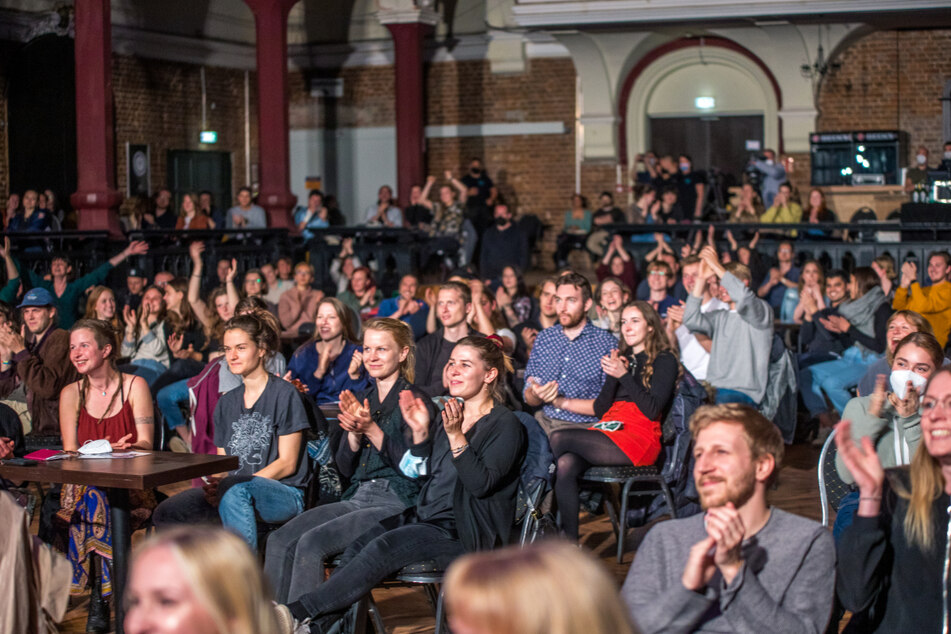 330 Zuschauer waren bei der Show erlaubt. Die Stimmung war nach Monaten des Wartens bestens!