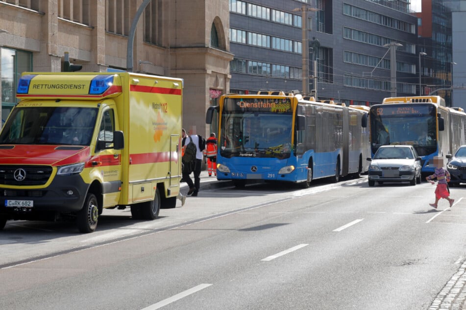 Bus muss an Chemnitzer Zenti heftig bremsen: Mehrere Verletzte