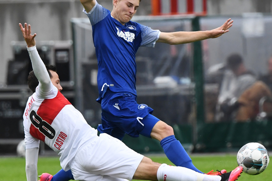 Karlsruhes Dominik Kother und Stuttgarts Gonzalo Castro (l.) kämpfen um den Ball.