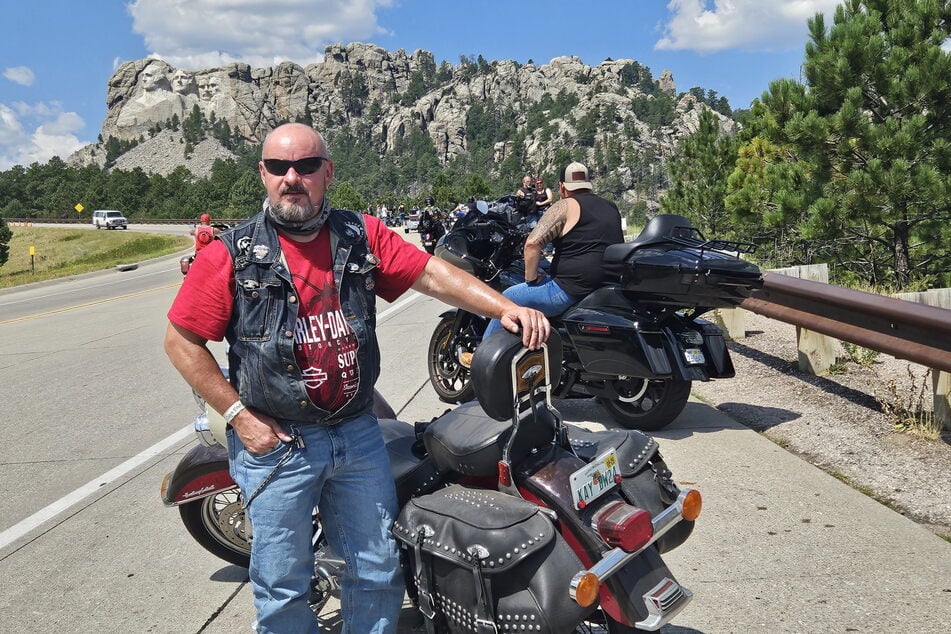 Scholz auf seiner Abenteuer-Tour durch die USA am Mount Rushmore (South Dakota).