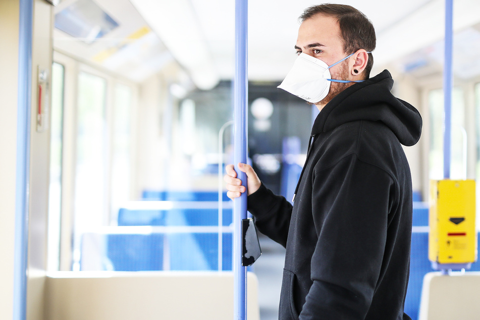 Ein junger Mann trägt in einer Stuttgarter Stadtbahn eine Atemschutzmaske der Kategorie FFP2.