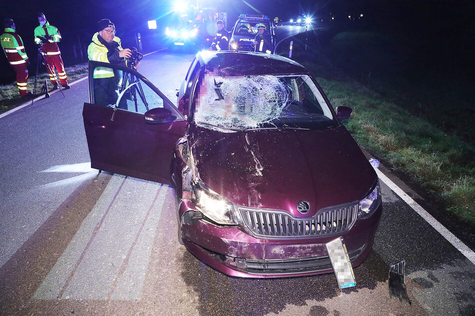 Der Skoda erlitt bei dem Unfall wohl Totalschaden.