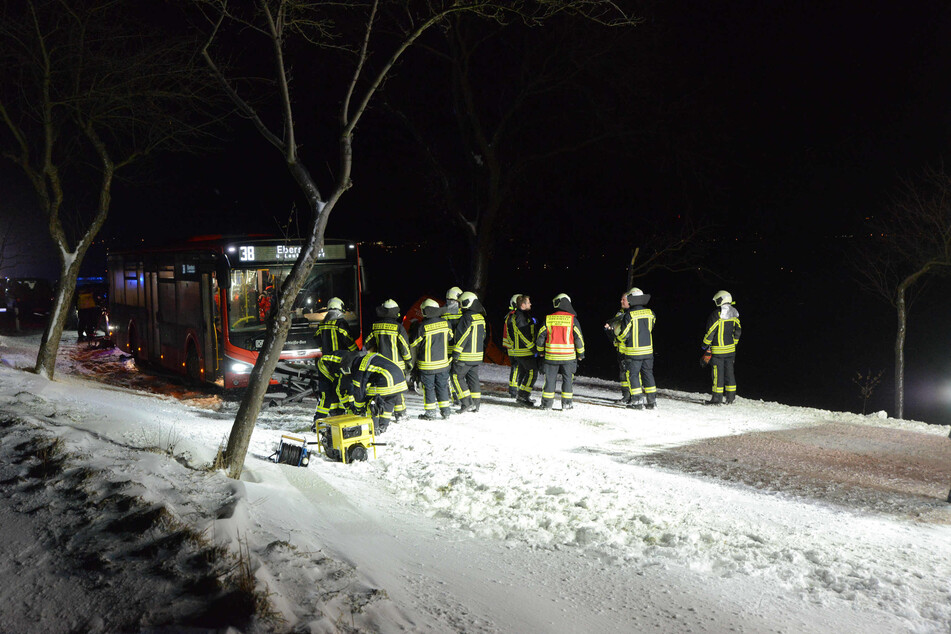 Einsatzkräfte der Feuerwehr sicherten die Unfallstelle.