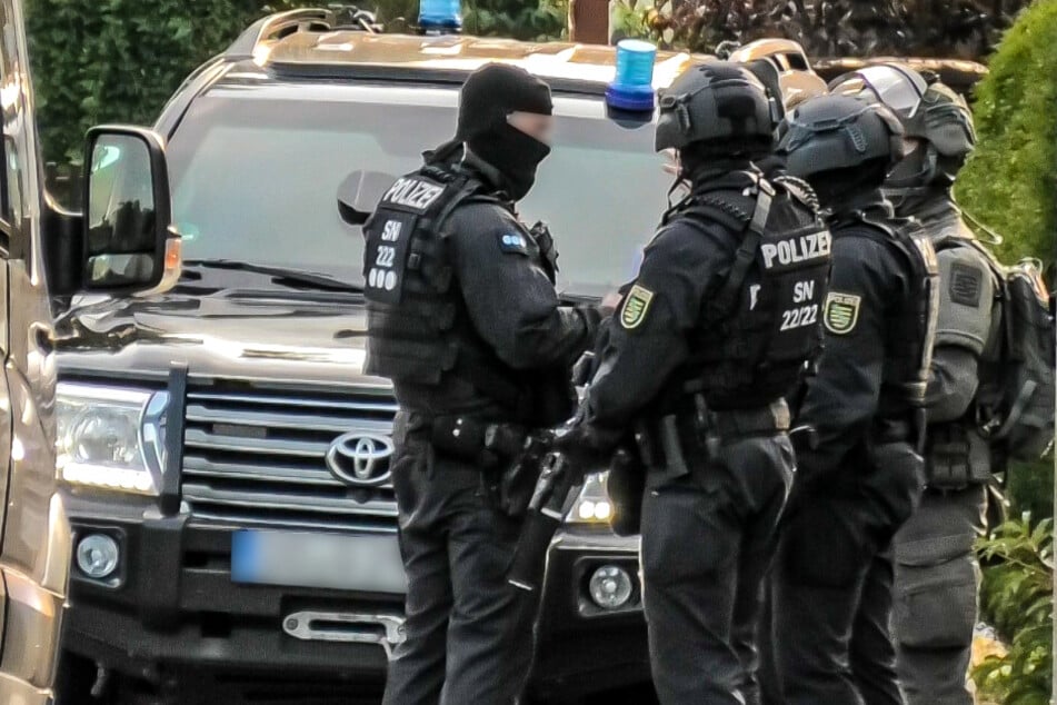 Große "Reichsbürger"-Razzia im Erzgebirge: SEK stürmt Wohnhaus, Festnahme!