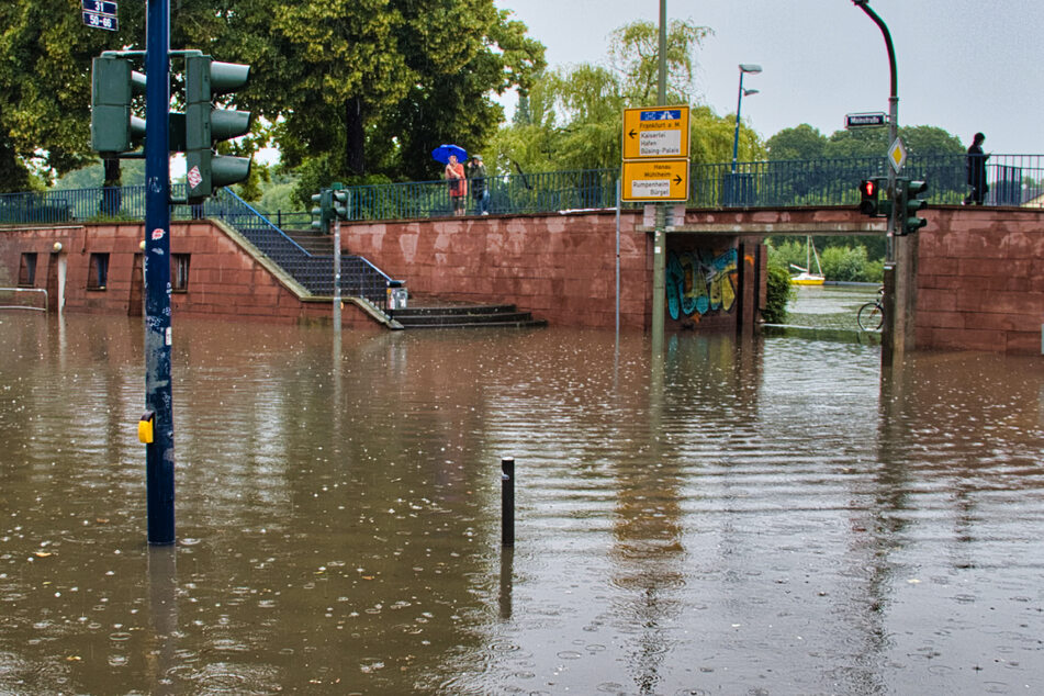 Überflutungen und umgestürzte Bäume: Gewitter und Starkregen wüteten wieder in Hessen