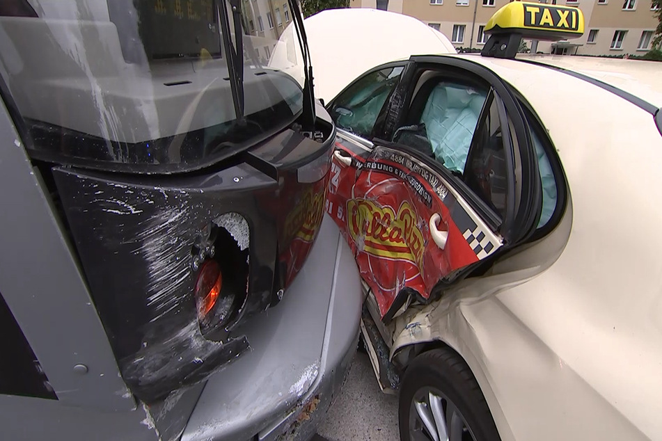 Am Taxi entstand Totalschaden.