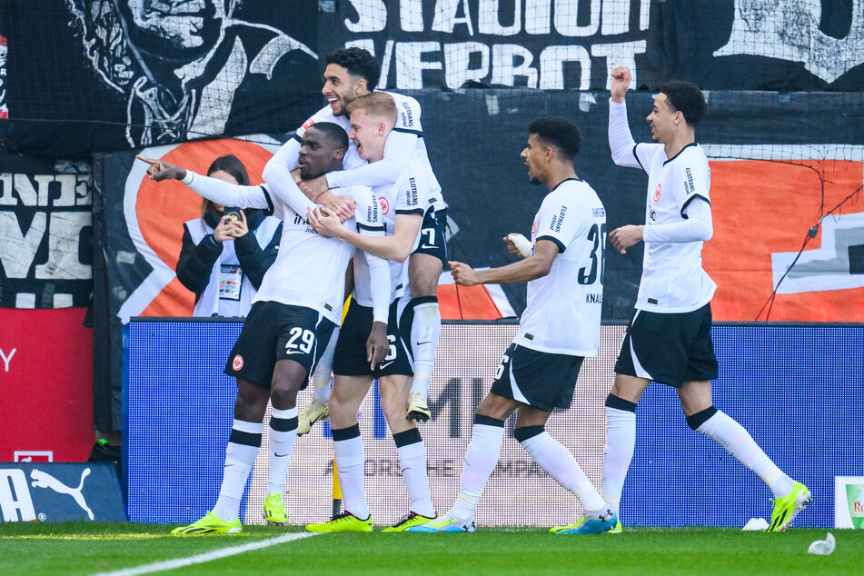 Eintracht Frankfurts Niels Nkounkou traf zu Beginn der zweiten Halbzeit wuchtig zur zwischenzeitlichen 2:0-Führung der Gäste.