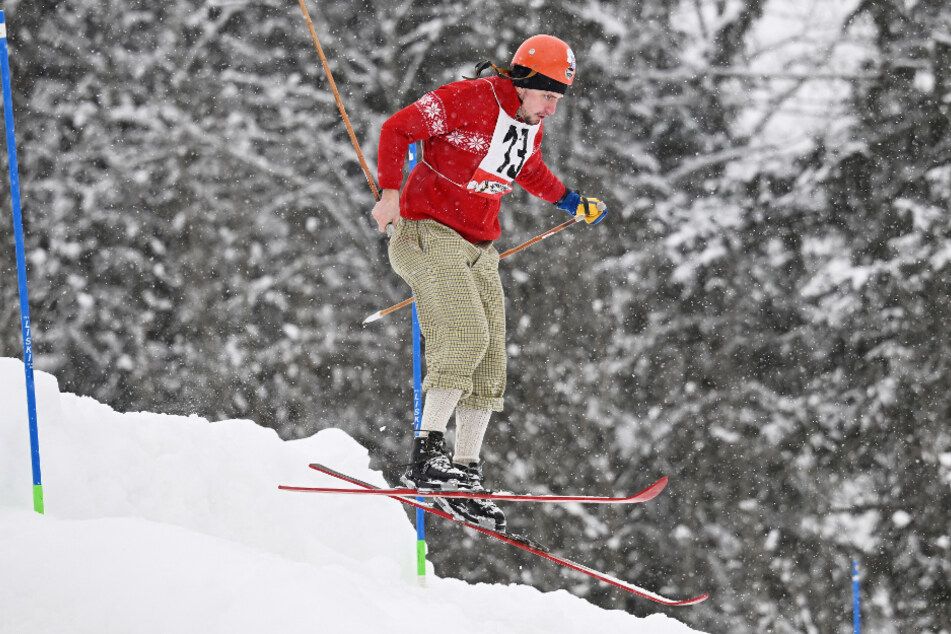 Historisches Rennen "Nostalski" mit Skiern aus Holz