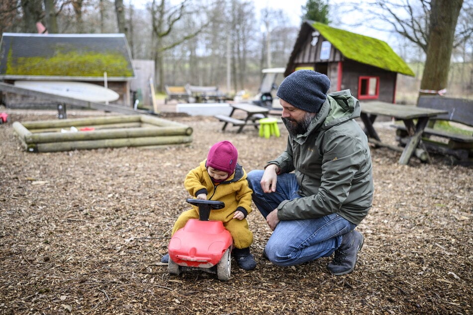 Tochter Carlotta testet mit Papa Christoph Schaarschmidt den Spielplatz auf dem Campingplatz "Naturbad Niederwiesa", wo 2024 die Reise begann.