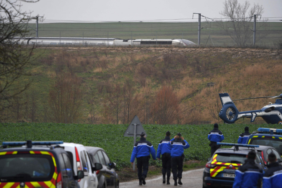 Französische Polizisten treffen in der Nähe der Gleise ein, an dem ein TGV-Hochgeschwindigkeitszug nördlich von Straßburg teilweise entgleist ist.