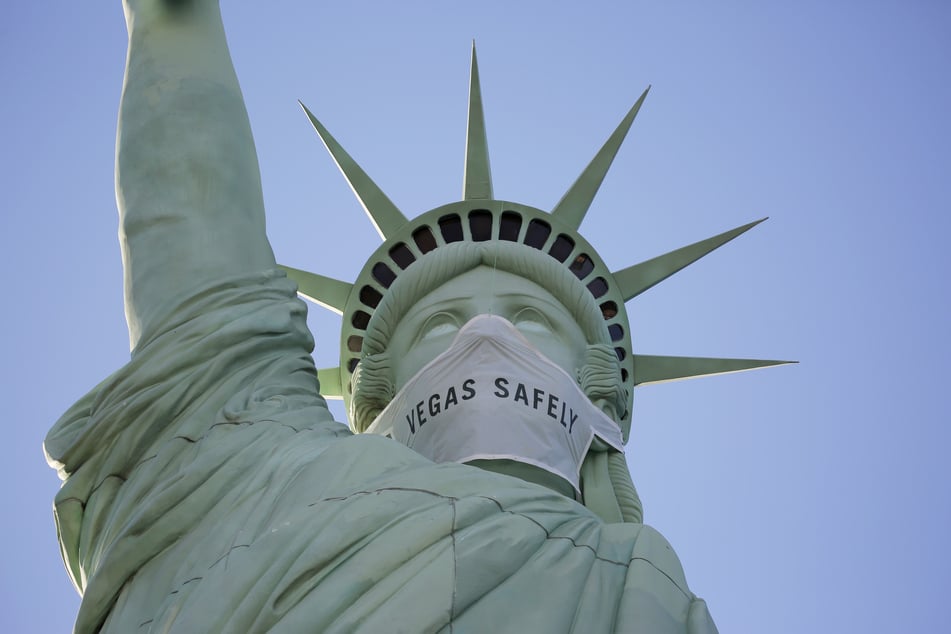 Eine riesige Maske ziert das Gesicht einer nachgebildeten Freiheitsstatue im New York-New York Hotel & Kasino (Symbolbild).