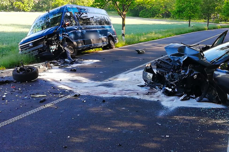 Der Unfallort auf der B107 zwischen Trebsen und Grimma bot ein Bild der Verwüstung.