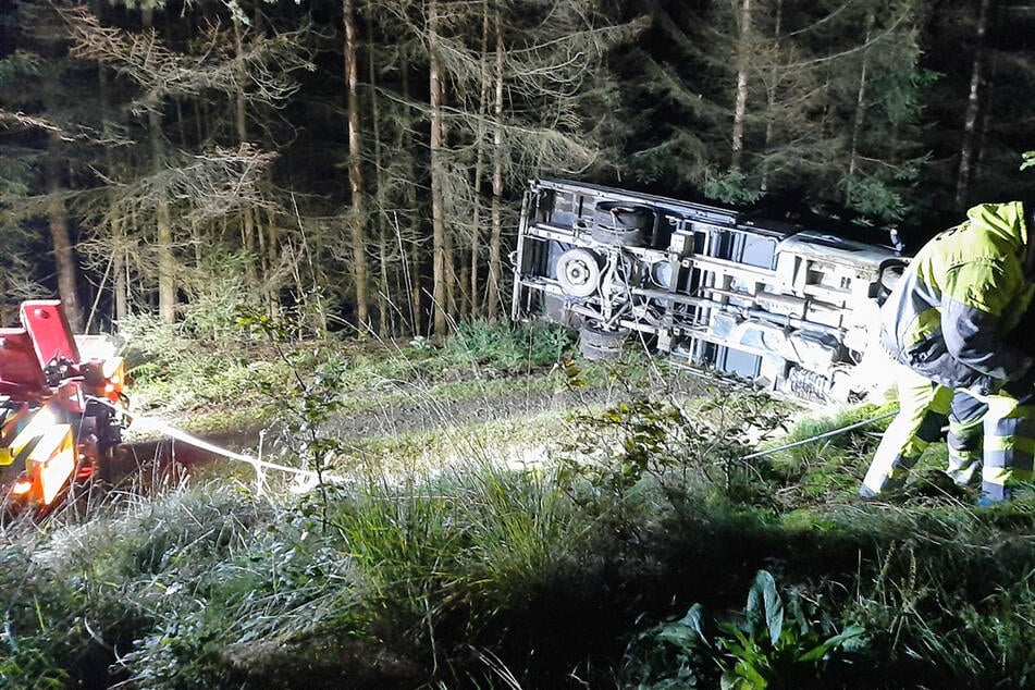 In Wiehl-Dreisbach ist am Mittwoch ein Lkw gestohlen worden. Kurze Zeit später entdeckten Spaziergänger das große Fahrzeug in einem Waldstück in Gummersbach.