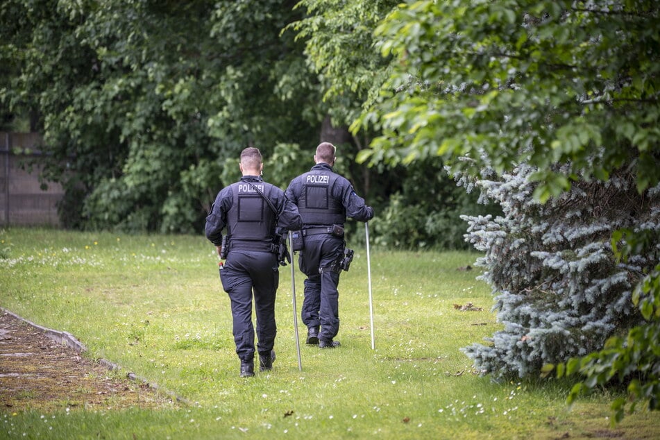 Polizisten durchkämmten die Grünanlagen in Döbeln. Bisher ohne Erfolg.