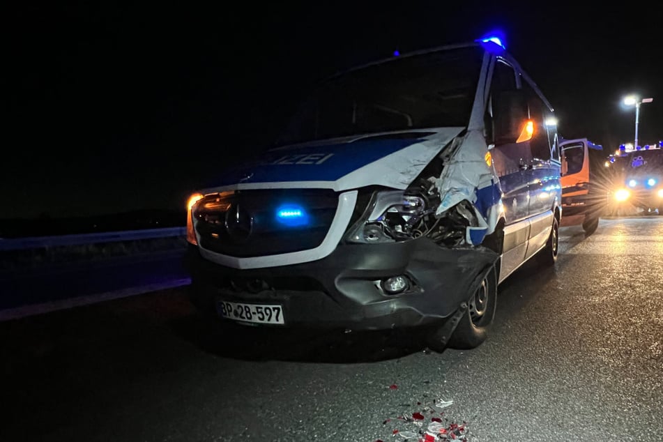 Unfall A73: Wegen Gießkanne auf A73: Mehrere Polizeiautos krachen ineinander, zwölf Beamte verletzt