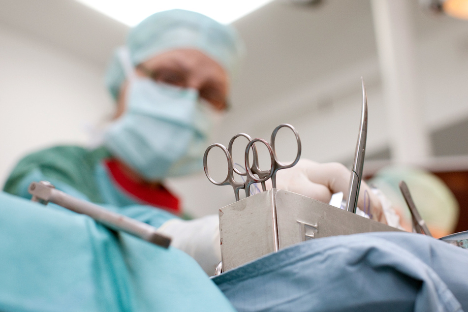 Skalpell, Klammern, Tupfer: Sachsens Kliniken operieren wieder mehr. (Symbolbild)