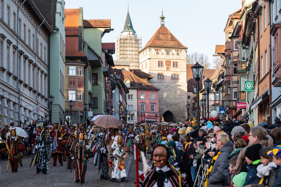 Narren gehen am Fastnachtsmontag durch Rottweil.