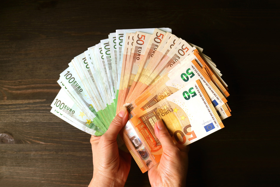 In Brand-Erbisdorf hat eine Seniorin Betrügern 15.000 Euro übergeben. (Symbolbild)