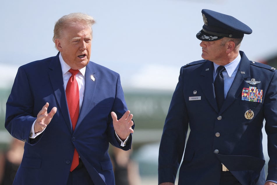 President Trump (l) will attend the dignified transfer of three US troops killed in Iranian attacks on American military facilities in the Gulf.