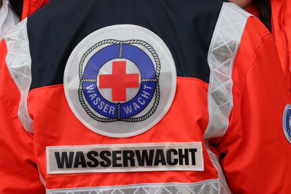 Die Wasserwacht zog den Mann unverletzt aus der Donau. (Symbolbild)