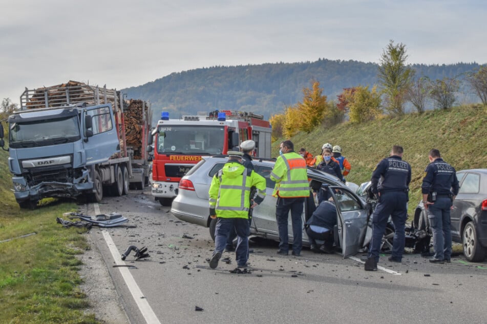 Der 20-jährige Fahrer des VW Passats kam bei dem Unfall ums Leben.