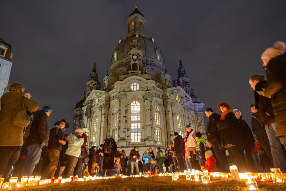 Gedenken mit Kerzen vor der Frauenkirche. Diese Aufnahme stammt aus dem Februar 2023.