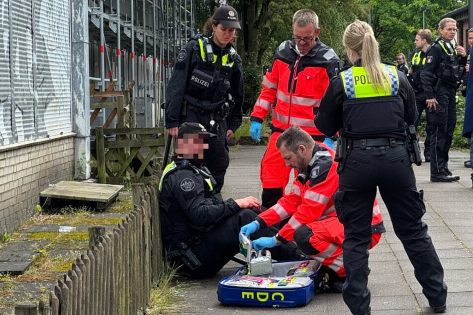 Ein Polizeibeamter wurde bei dem Einsatz an der Hand verletzt.