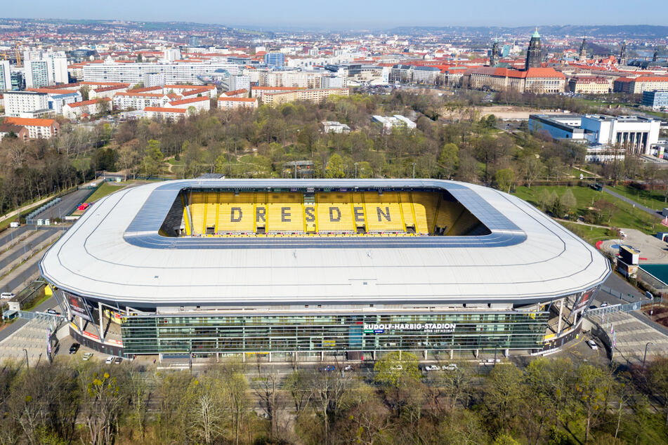 Ob im Rudolf-Harbig-Stadion Zweit- oder Drittliga-Fußball gespielt wird, wirkt sich auch auf die Stadtkasse aus.