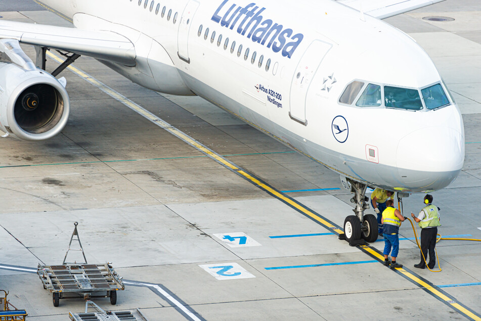 Lufthansa: Lufthansa-Flieger muss sofort umkehren: Verdächtiger Geruch bereitet Crew sorgen